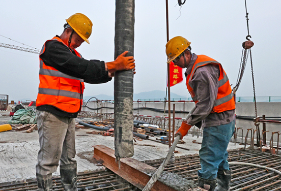 滁河大橋擴(kuò)建使用手拉葫蘆施工作業(yè)