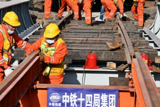 膠濟(jì)鐵路青島海岸路鋼梁橋鋼梁更換作業(yè)